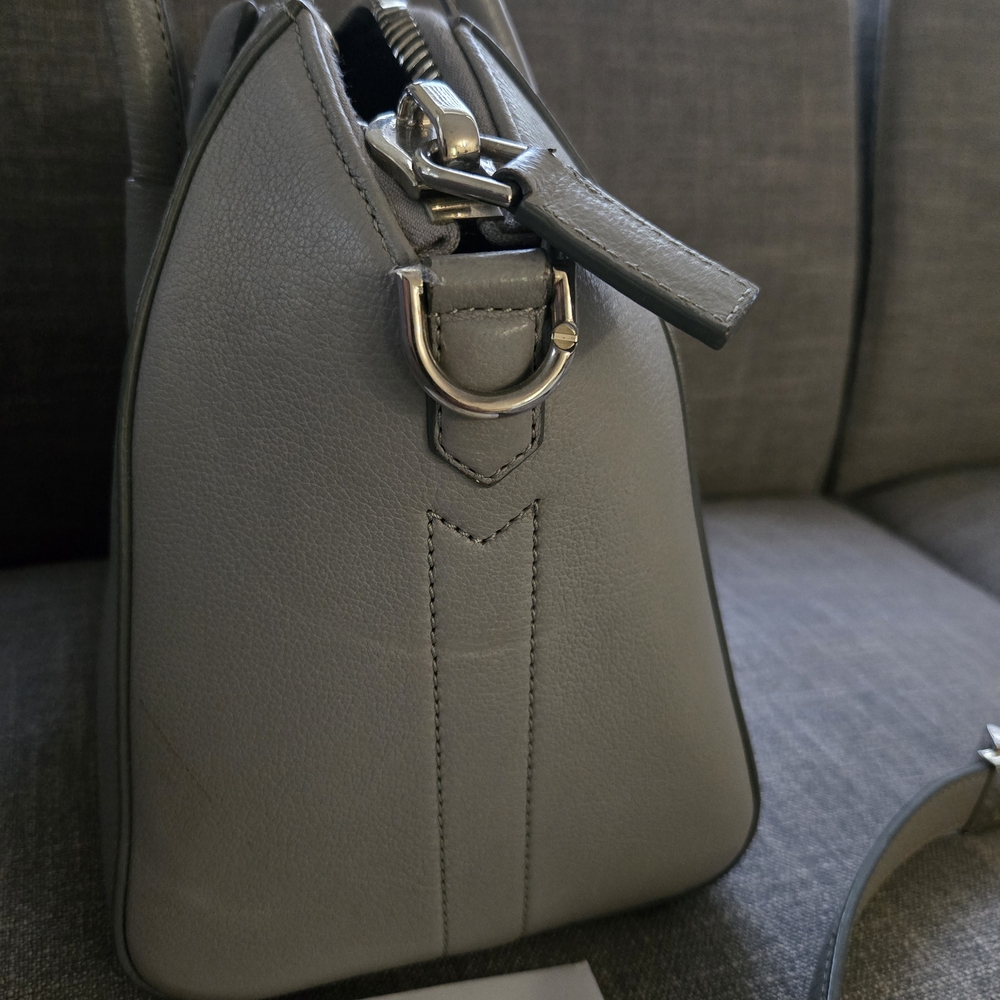 Givenchy Small Antigona in pearl grey - Picture 8 of 16